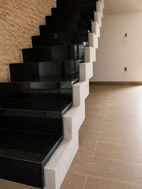 Escada residencial em granito com degraus e espelhos sob medida — NPA em Santa Bárbara d'Oeste/SP