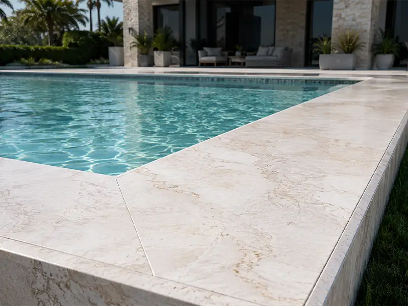 Acabamento externo de piscina em pedra natural resistente ao sol e ao cloro — NPA em Jundiaí/SP
