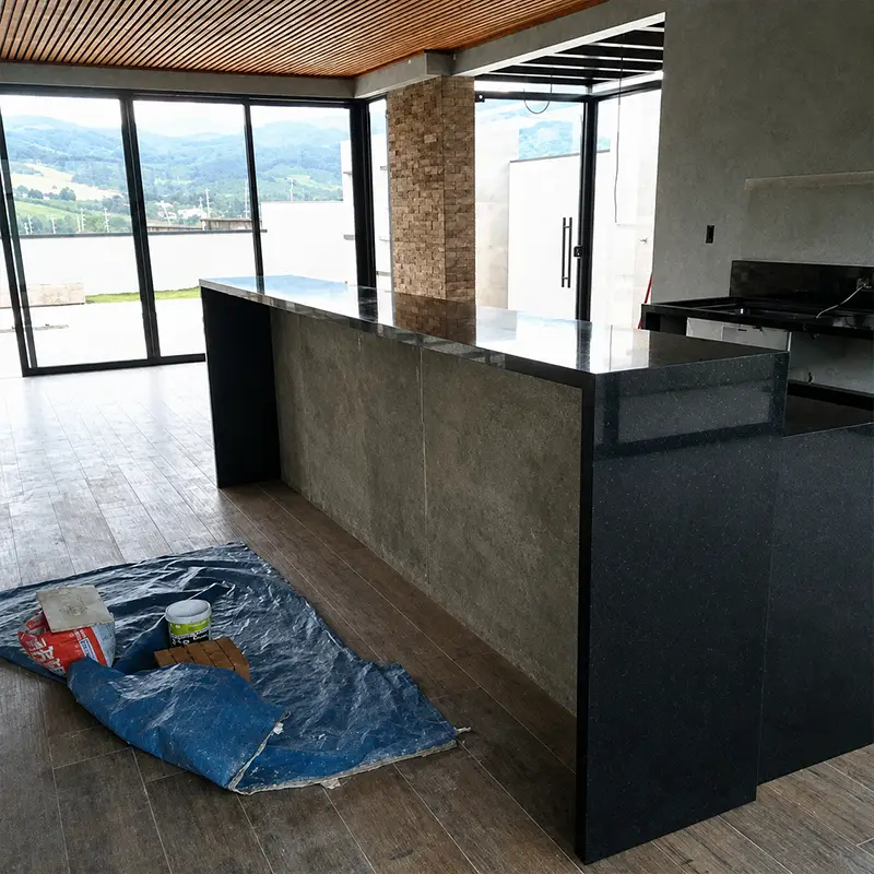 Acabamento de cozinha em granito com bancada e cuba sob medida — NPA em Campinas/SP